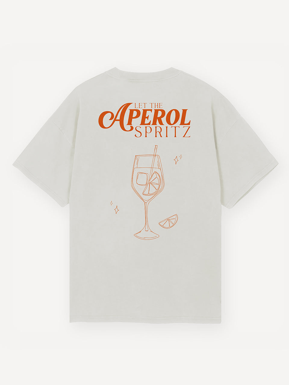 Rückseite eines weißen T-Shirts mit orangener Aufschrift ‚Let the Aperol Spritz‘ und Illustration eines Weinglases mit Eis, Orangenscheibe und Sternen.