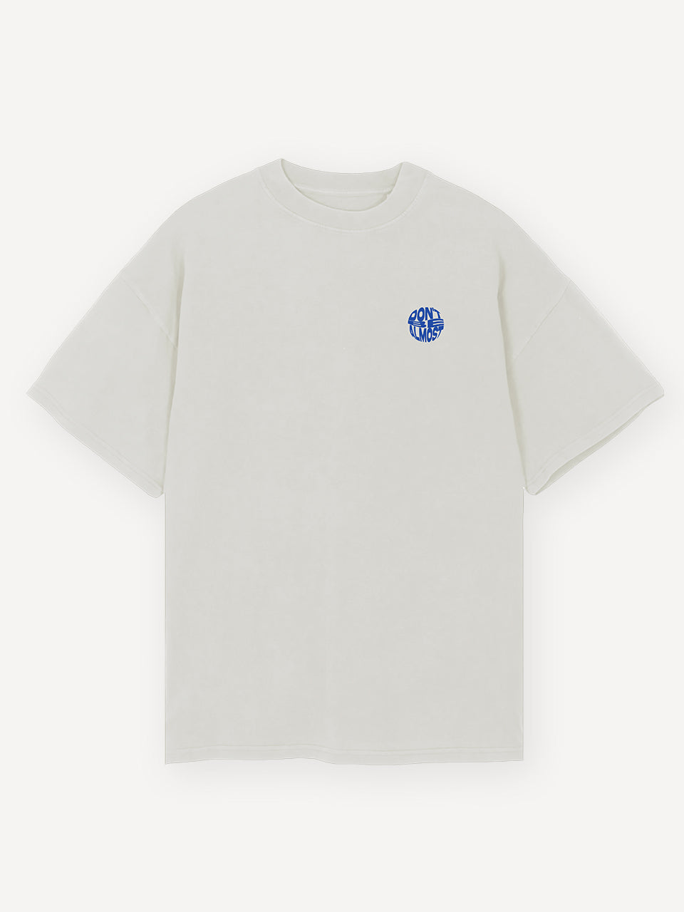 Weiße Vorderseite eines T-Shirts mit kleinem runden blauen Aufdruck auf der linken Brust, in dem die Worte „DON’T BE ALMOST“ stilisiert und verzerrt zu erkennen sind.
