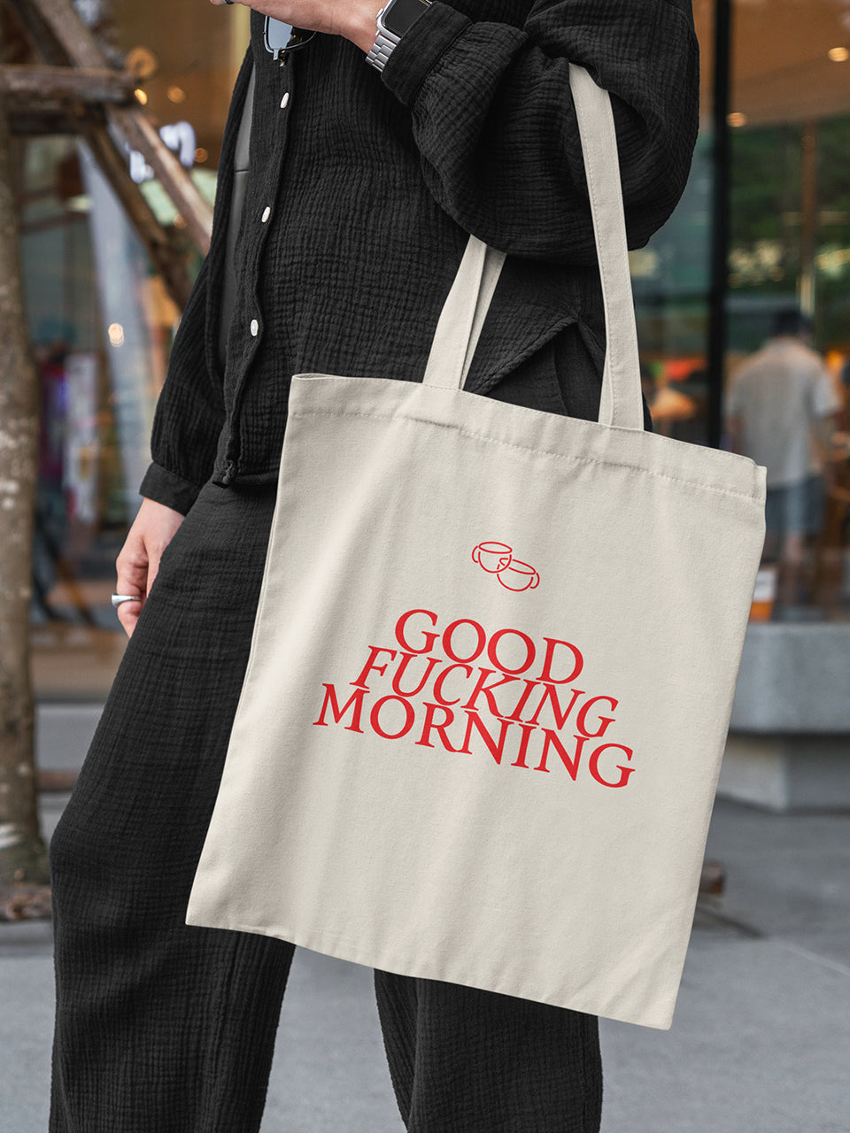 Frau trägt beigefarbene Totebag mit rotem Aufdruck „GOOD FUCKING MORNING“ - ALMOST A BRAND