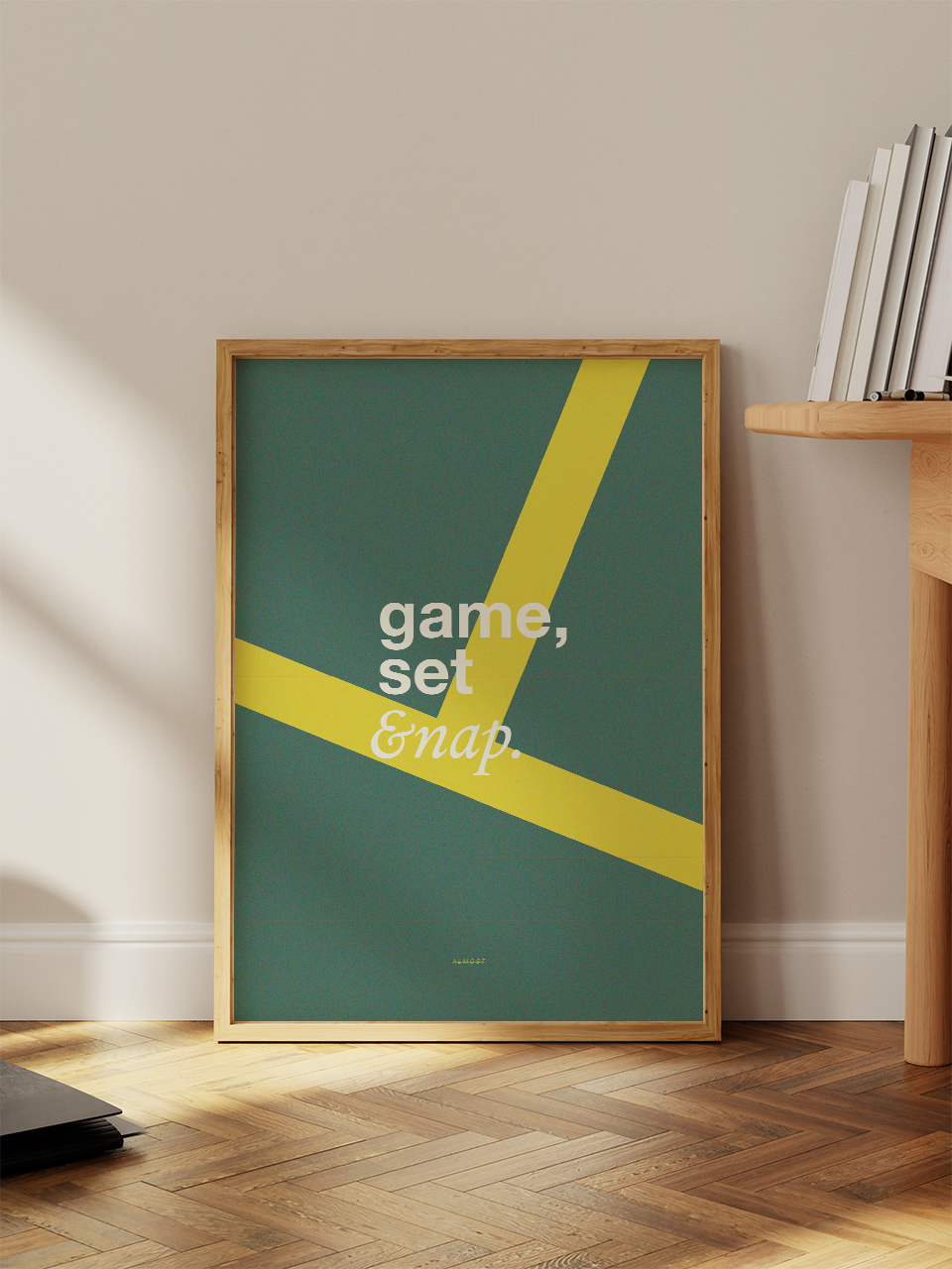 Modernes Poster mit der Aufschrift „game, set & nap.“ in weißer Typografie auf grünem Hintergrund mit gelben Linien – inspiriert vom Tennisplatz, gerahmt im Holzrahmen. - ALMOST A BRAND