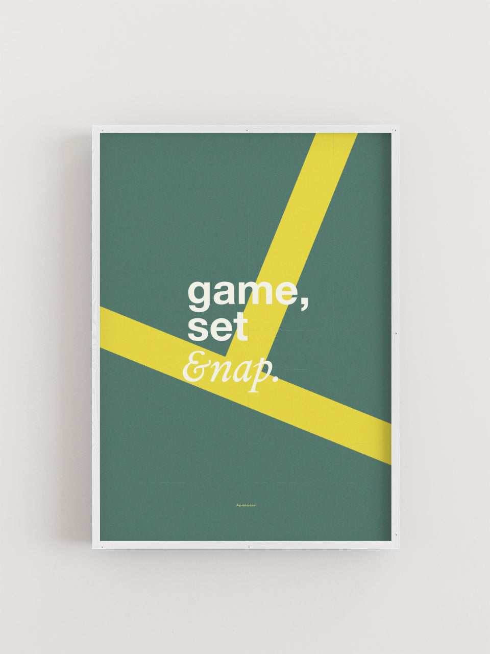 Modernes Typografie - Poster mit grünem Tennisplatz-Hintergrund und gelben Linien – Aufschrift „game, set &nap.“ in Weiß - ALMOST A BRAND