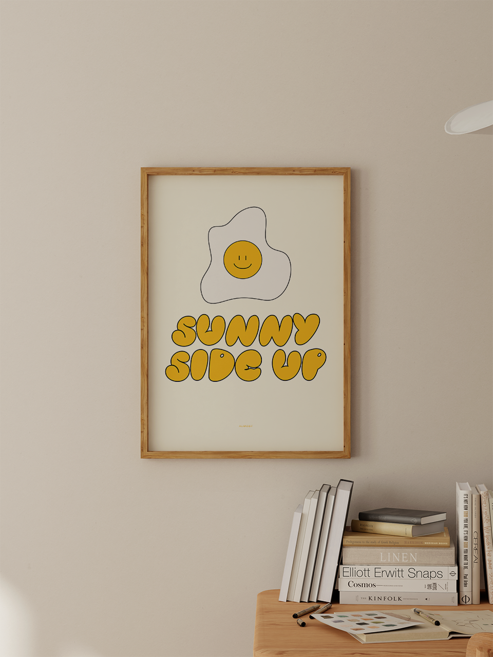 In Holz gerahmtes Poster „Sunny Side Up“ mit fröhlichem Spiegelei-Motiv in gelber Schrift - ALMOST A BRAND