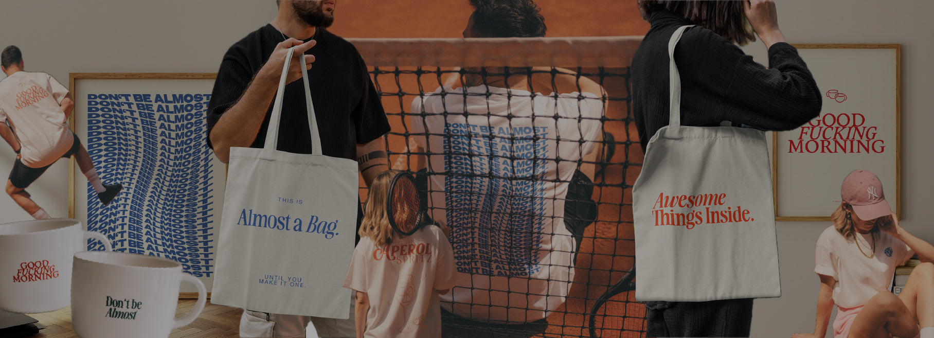Collage aus Lifestyle-Produkten von Almost a Brand: bedruckte T-Shirts, Stofftaschen mit Statements, Kaffeetassen und gerahmte Poster mit motivierenden Sprüchen wie “Don’t be almost” und “Good Fucking Morning”. Personen tragen die Produkte in urbaner und sportlicher Umgebung.
