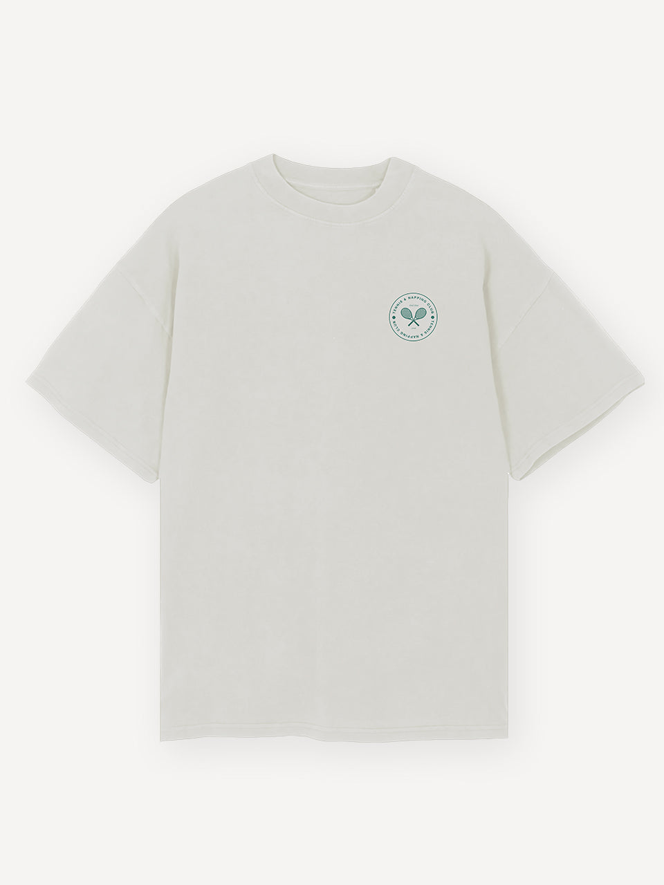 Oversized T-Shirt in Weiß mit kleinem, grünem Tennis-Logo auf der Brust und dem Schriftzug „Game, Set & Nap“ – Vorderseite des „Game, Set & Nap“-Shirts von ALMOST A BRAND.