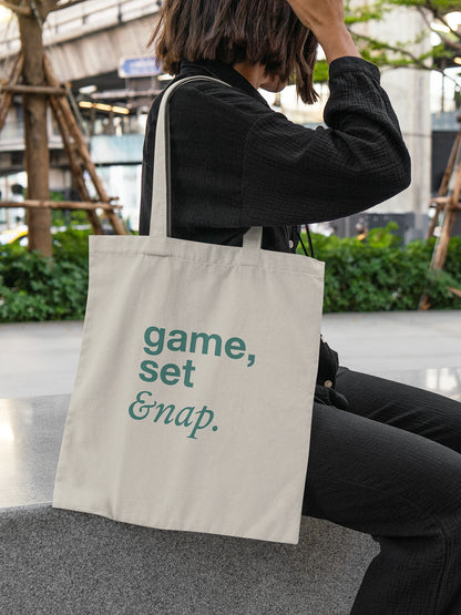 Beigefarbene Stofftasche mit grünem Aufdruck „game, set &nap.“ - ALMOST A BRAND