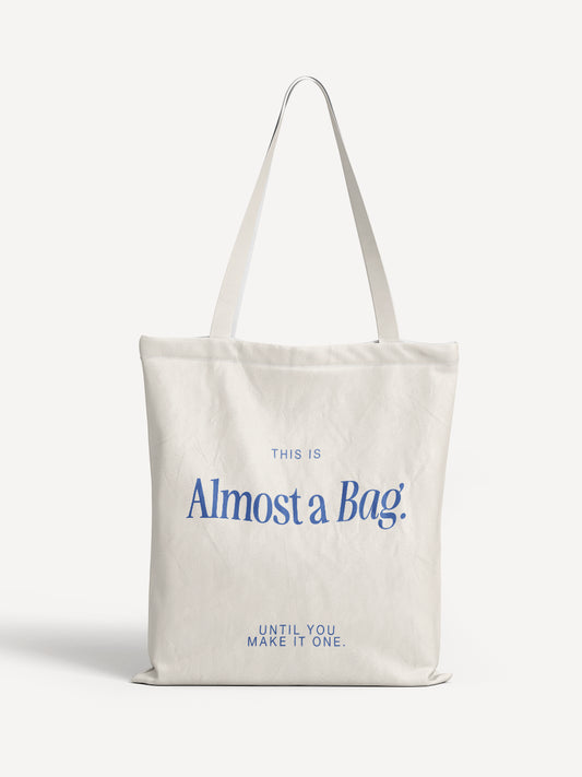 Beige Totebag mit typografischem Print „Almost a Bag“ in Blau - ALMOST A BRAND