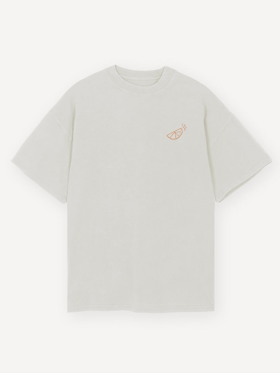 Vorderseite eines weißen T-Shirts mit kleinem Orangenstück und funkelndem Detail auf der linken Brust
