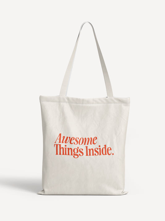 Helle Stofftasche mit rotem Schriftzug „Awesome Things Inside“ – ALMOST A BRAND