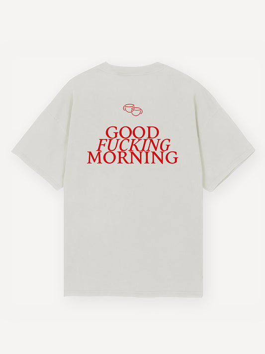 Weiße T-Shirt-Rückseite mit großem roten Schriftzug „GOOD FUCKING MORNING“ und zwei stilisierten Kaffeetassen darüber.