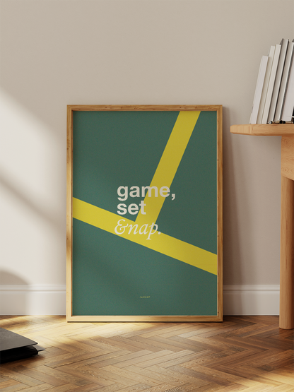 Modernes Poster mit der Aufschrift „game, set & nap.“ in weißer Typografie auf grünem Hintergrund mit gelben Linien – inspiriert vom Tennisplatz, gerahmt im Holzrahmen. - ALMOST A BRAND
