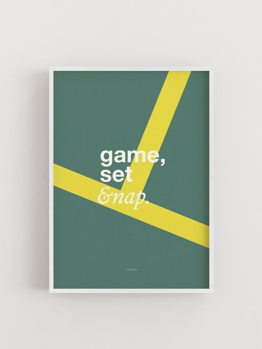 Modernes Typografie - Poster mit grünem Tennisplatz-Hintergrund und gelben Linien – Aufschrift „game, set &nap.“ in Weiß - ALMOST A BRAND