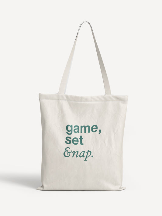 Beige Stofftasche mit grünem Schriftzug „game, set &nap.“ – stilvolle Tennis-inspirierte Tote Bag für Alltag und Freizeit. - ALMOST A BRAND