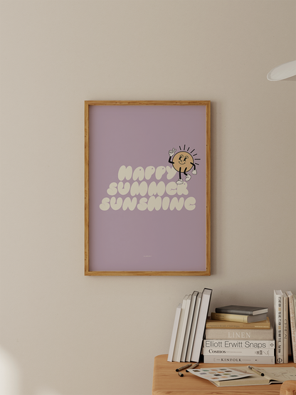Gerahmtes Poster mit dem Schriftzug „HAPPY SUMMER SUNSHINE“ auf lila Hintergrund und lachender Sonne - ALMOST A BRAND