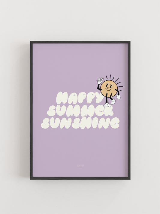 Gerahmtes Poster mit dem Schriftzug „Happy Summer Sunshine“ in weißer Retro-Schrift auf lila Hintergrund, ergänzt durch eine lächelnde Comic-Sonne. - ALMOST A BRAND