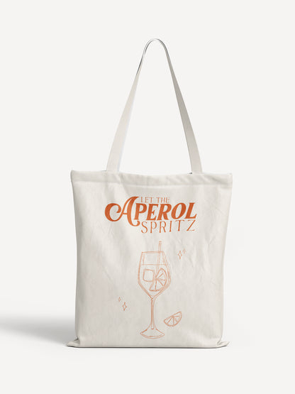 Beigefarbene Stofftasche mit rotem Print „Let the Aperol Spritz“ und Illustration eines Cocktailglases mit Eiswürfeln und Orangenscheibe – ALMOST A BRAND