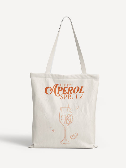 Beigefarbene Stofftasche mit rotem Print „Let the Aperol Spritz“ und Illustration eines Cocktailglases mit Eiswürfeln und Orangenscheibe – ALMOST A BRAND
