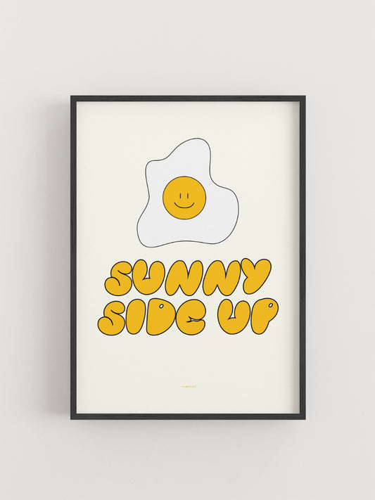 Fröhliches Poster mit Spiegelei-Illustration und gelber Aufschrift „Sunny Side Up“ auf weißem Hintergrund - ALMOST A BRAND