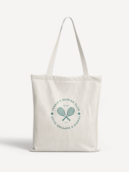 Weiße Stofftasche mit grünem Kreis-Logo und zwei Tennisschlägern – „Tennis & Napping Club“-Design für sportlich-lässige Styles. - ALMOST A BRAND