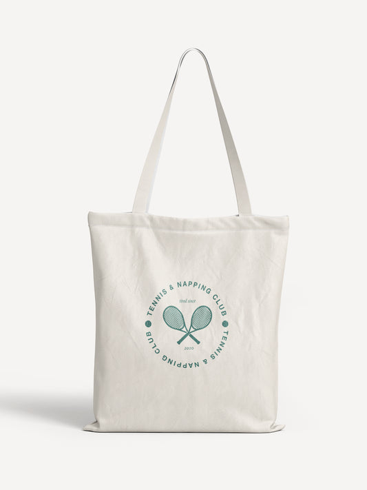 Weiße Stofftasche mit grünem Kreis-Logo und zwei Tennisschlägern – „Tennis & Napping Club“-Design für sportlich-lässige Styles. - ALMOST A BRAND