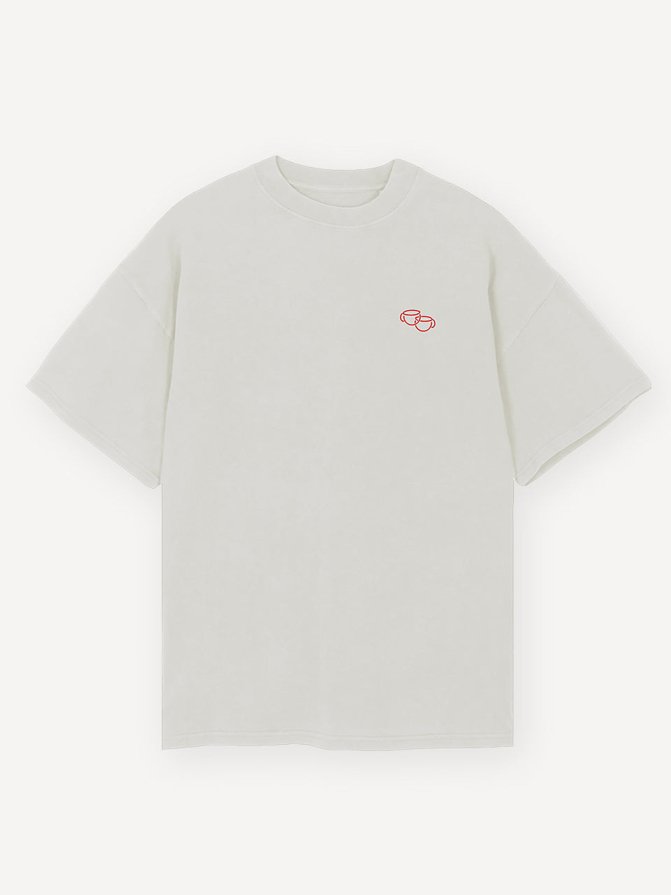 Oversized T-Shirt in Weiß mit kleinem, rotem Brust-Print zweier Kaffeetassen – Vorderseite des „GOOD FUCKING MORNING“-Shirts von ALMOST A BRAND.