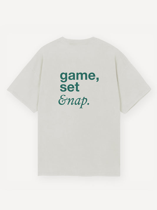 Oversized T-Shirt in Weiß Vorderseite des  mit großem, grünem Statement-Print „game, set & nap.“ von ALMOST A BRAND.