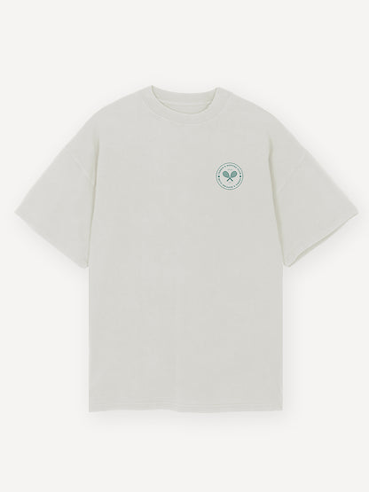 Oversized T-Shirt in Weiß mit kleinem, grünem Tennis-Logo auf der Brust und dem Schriftzug „Game, Set & Nap“ – Vorderseite des „Game, Set & Nap“-Shirts von ALMOST A BRAND.