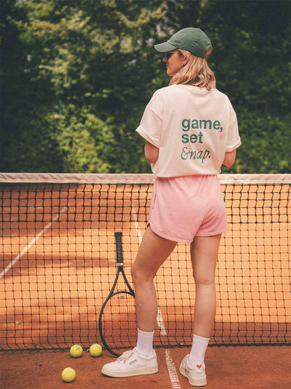 Modell trägt „game, set & nap.“ T-Shirt von Almost a Brand auf dem Tennisplatz